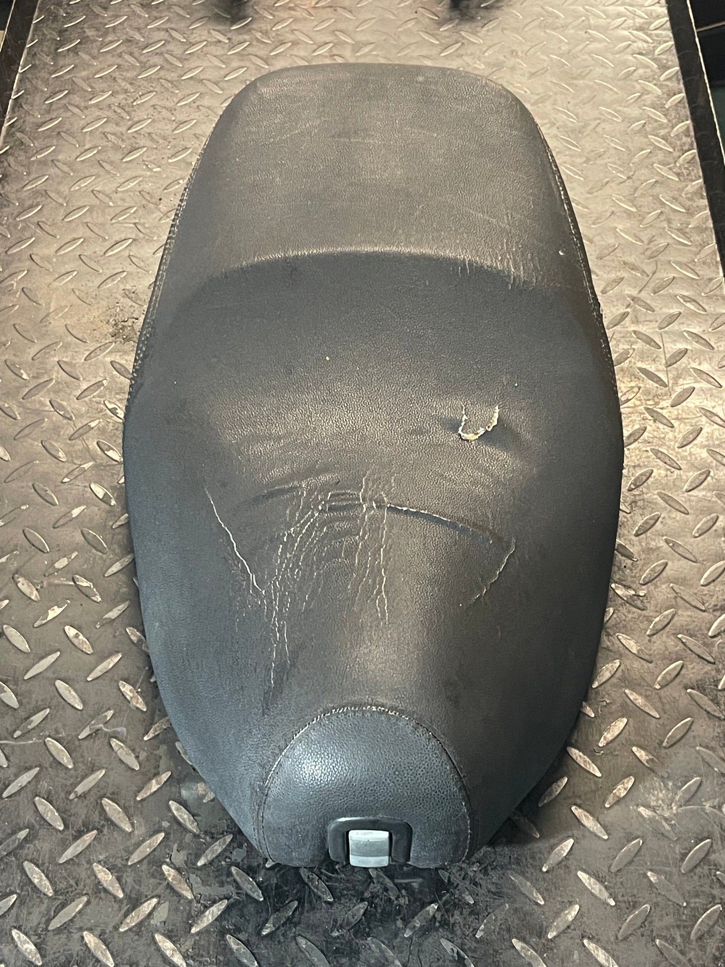Vespa S Zadel met beschadiging
