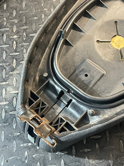 Vespa S Zadel met beschadiging