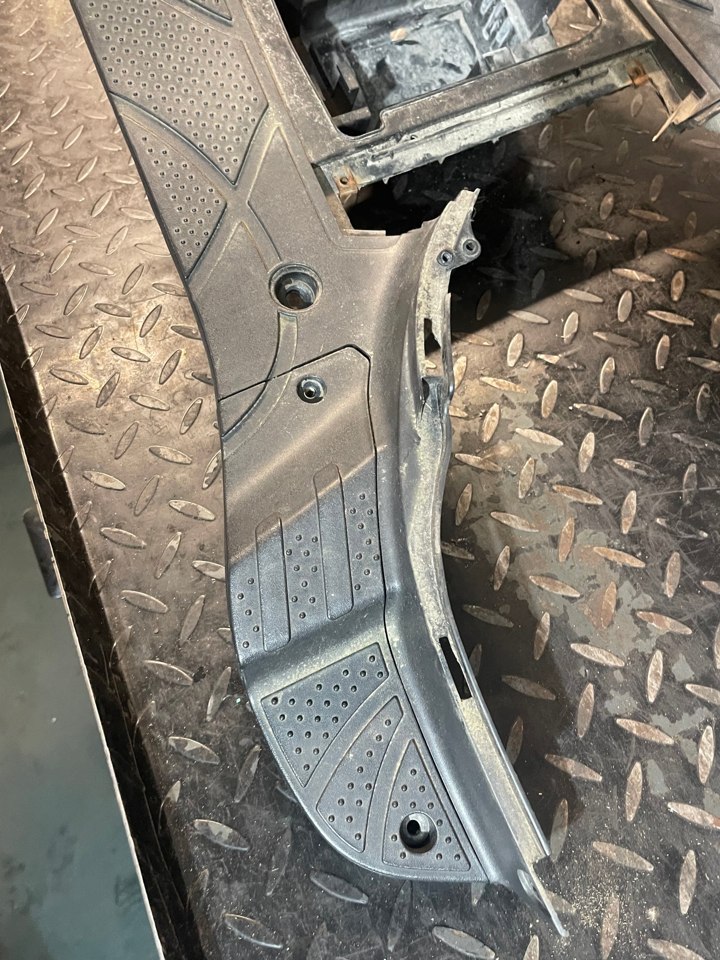 Treeplank / Voetenplank SYM Fiddle 2 Zwart